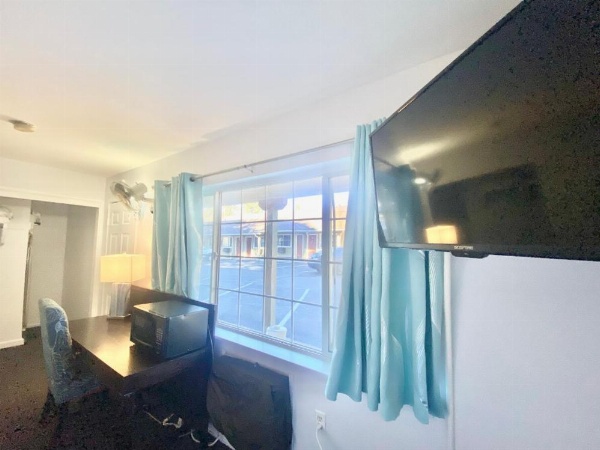 Bluebird Day Inn & Suites image 13