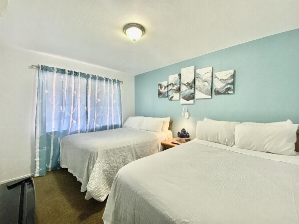 Bluebird Day Inn & Suites image 4